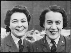 Portræt af Georgie Frankland og Ethel Hopkins, Pinewood Studios af Royal Air Force Film Production Unit
