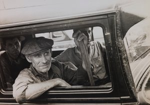 Uden titel (Mænd i lastbil) af Russell Lee