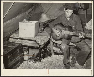Hvid migrantjordbærplukker på seng i telt nær Hammond, Louisiana af Russell Lee