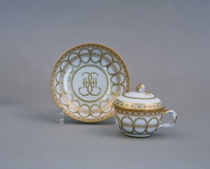Kop og underkop med monogram af Catherine II Imperial Porcelænsfabrik, 1770-1780