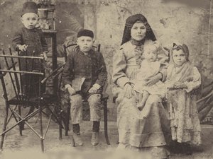 Kazan Tatar Family, ca. 1900 (s/h-billede) af Russian Photographer