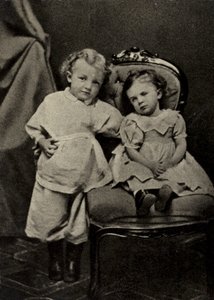 Lenin i en alder af fire og hans søster Olga, Simbirsk af Russian Photographer