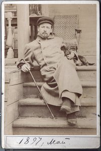 Portræt af Anton Chekhov med sin hund Hina i maj 1897 på Melikhovo, Chekhov Estate (albumin foto)