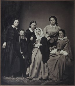 Portræt af forfatteren og leksikografen Vladimir Dahl (Dal) (1801-1872) med familie (hans kone Ekaterina Lvovna Sokolova (1819-1872) og døtre), Anonym. Albumin foto af Russian Photographer