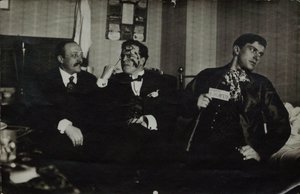 Vladimir Mayakovsky (til højre) med David Burlyuk (i midten) og Andrei Shemshurin, 1914, Moskva af Russian Photographer