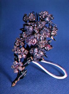 Broche i form af en buket blomster prydet med brillantslebne diamanter og emaljedekoration, ca. 1750 (guld, sølv, diamanter og emalje) af Russian School