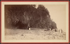 [Gruppe af mennesker på strandbredden nær klipper, muligvis ved Mt. Desert, Maine]. af S.R. Stoddard