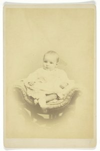 Uden titel portræt af siddende spædbarn, 18501899. af S. A. Thomas