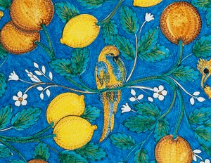 Citrusfrugter, blomster og fugle på blå baggrund, dekorativ detalje fra bord, majolika af lavasten, Salvatore Gurreri-produktion, Caltagirone, Sicilien, Italien, 20. århundrede af Salvatore Gurreri manufacture