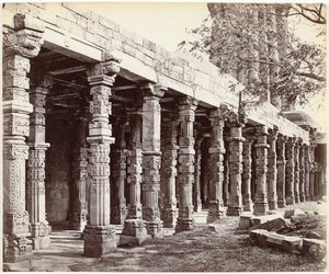 Colonnade mødte ornamenten aan de basis af Qutb Minar i Delhi Colonnade of Hindoo Pillars, ved Kútub, East Side (original titel på objektet)
