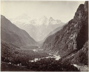 Udsigt over en dal og toppene i Srikanta, Indien Skovklædte dal fra Fulaldaru, med Srikanta-toppe i det fjerne (original titel)