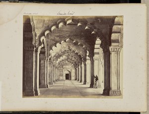 Agra; Interiør af Motee Musjid, der viser midtergangen af Samuel Bourne