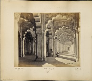 Agra; interiør i Motee Musjid med marmorsaracenske buer og søjler af Samuel Bourne