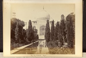 Agra; Taj Mahal set fra springvandet af Samuel Bourne