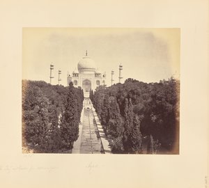 Agra; Taj og haven set fra indgangsporten af Samuel Bourne