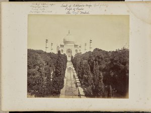 Agra; Taj og haven, set fra indgangsporten af Samuel Bourne