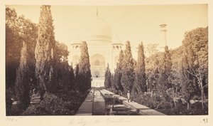 Agra; Taj set fra springvandet af Samuel Bourne