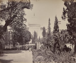 Agra. Udsigt til Taj fra haven af Samuel Bourne