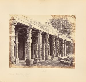 Delhi; Kolonnade af hinduistiske søjler ved Kutub Minar, østsiden af Samuel Bourne
