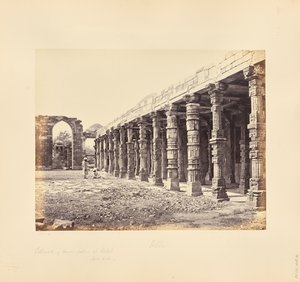 Delhi; søjlegang med hinduistiske søjler ved Qutb Minar, nordsiden af Samuel Bourne