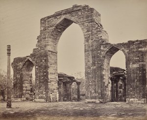 Delhi. Stor bue og jernsøjle nær Qutub Minar, ruinerne af det gamle Delhi af Samuel Bourne