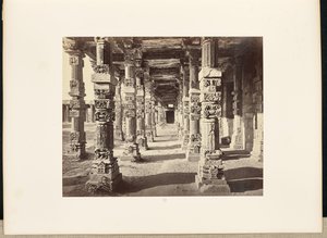 Delhi; Kutub Minar, indvendigt billede af den østlige søjlegang af Samuel Bourne