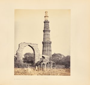 Delhi; Kutub Minar, med den store bue, fra vest af Samuel Bourne