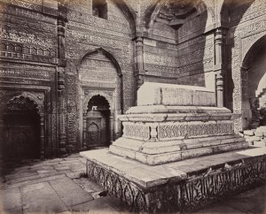 Delhi. Kejser Shums ooo deen Allomshs grav, bygmester for Qutb Minar i ruinerne af det gamle Delhi af Samuel Bourne