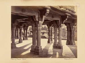 Fatehpur Sikri; udskårne søjler i Panch Mahal af Samuel Bourne