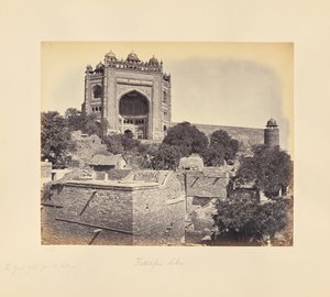 Fatehpur Sikri; den store port, set fra landsbyen af Samuel Bourne