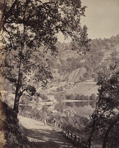 Hyree-søen. Bjergstation i Himalaya. Udsigt over Taj-søen med forsamlingslokaler, Lhutse af Samuel Bourne