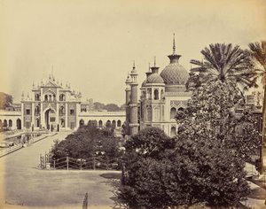 Lucknow; porten og haven ved Hooseinabad Imambara af Samuel Bourne