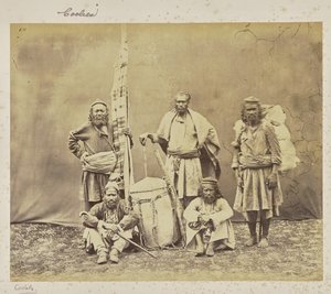 [Bjergarbejdere i Shimla med Khiltas og Dandy]. af Samuel Bourne