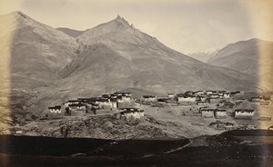 Landsbyen Kibber, Spiti, med Chikkim i det fjerne af Samuel Bourne