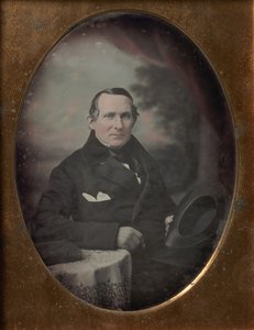 Mand iført frakke og handsker, holder hat, siddende foran malet udendørs baggrund, 1840