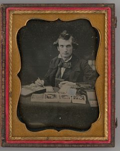 Uden titel portræt af siddende mand, der holder en daguerreotypi og pensel, 1865. af Samuel J. Miller