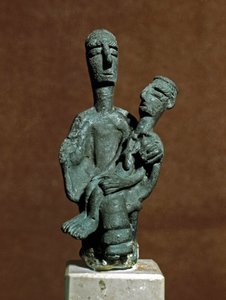Nuragisk kultur (nuraghi) Sardinsk: bronzestatuette af gudinde, der støtter en død kriger. Fra Urzulei nær Nuoro. 8.-7. århundrede f.Kr. Cagliari, Nationalt Arkæologisk Museum, Sardinien, Italien