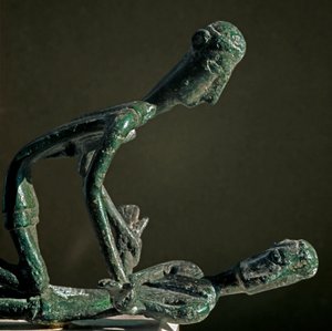 Nuragisk kultur (nuraghi) Sardinsk: skulptureret gruppe af bronzebrydere. Fra bjerget Arcosu. 8.-7. århundrede f.Kr. Cagliari, Nationalt Arkæologisk Museum, Sardinien, Italien af Sardinia Nuragic Civilization
