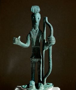 Nuragisk kultur (nuraghi) sardinsk: statuette af en kriger, der trækker en bue (spyd mangler) i bronze. 8.-7. århundrede f.Kr. Cagliari, Nationalt Arkæologisk Museum, Sardinien, Italien af Sardinia Nuragic Civilization
