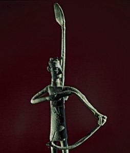 Nuragisk kultur (nuraghi) sardinsk: statuette af kriger, der trækker en bronzebue. 8.-7. århundrede f.Kr. Cagliari, Nationalt Arkæologisk Museum, Sardinien, Italien af Sardinia Nuragic Civilization