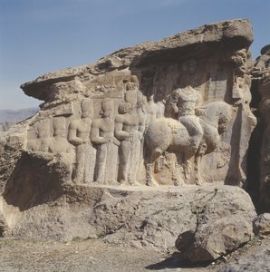Klipperelief, der forestiller Shapur I (241-72 e.Kr.) og hans familie med heraldiske emblemer på deres hatte med en tresproget inskription på hesten på græsk, parthisk og mellempersisk af Sasanian