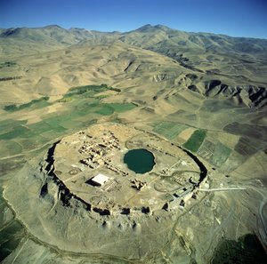 Luftfoto af Takht-e Solalman eller Solomons Throne (se også 179121)