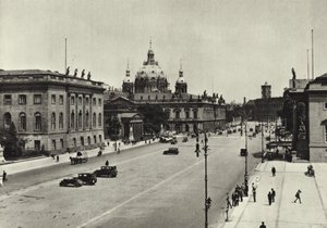 Berlin: Blick zum Schloss; Udsigt mod det kongelige palads (s/h foto) af Sasha Stone