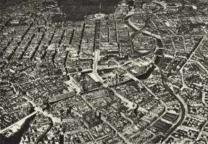 Berlin: Luftfoto af den gamle kerne; Byen set fra et fly (s/h foto)