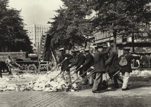 Berlin: Strassenfeger am Wittenberg-Platz; Street Sweepers på Wittenberg Platz (s/h foto) af Sasha Stone