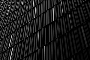 Mørk, stribet arkitektur af Satoshi Hata