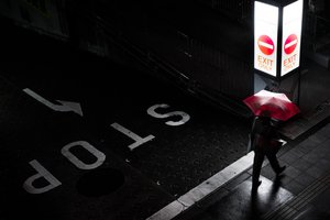 Red Umbrella-natvandring af Satoshi Hata