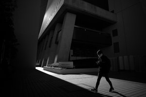 Byens sti i lyset af Satoshi Hata