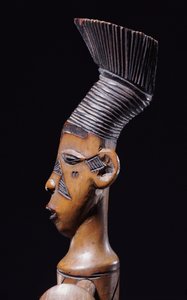 Detalje af en fin Magbetu-harpe, der forestiller hovedet i profil (træ) af School African
