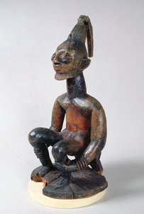 Yoruba-statue af en siddende høvding, Nigeria